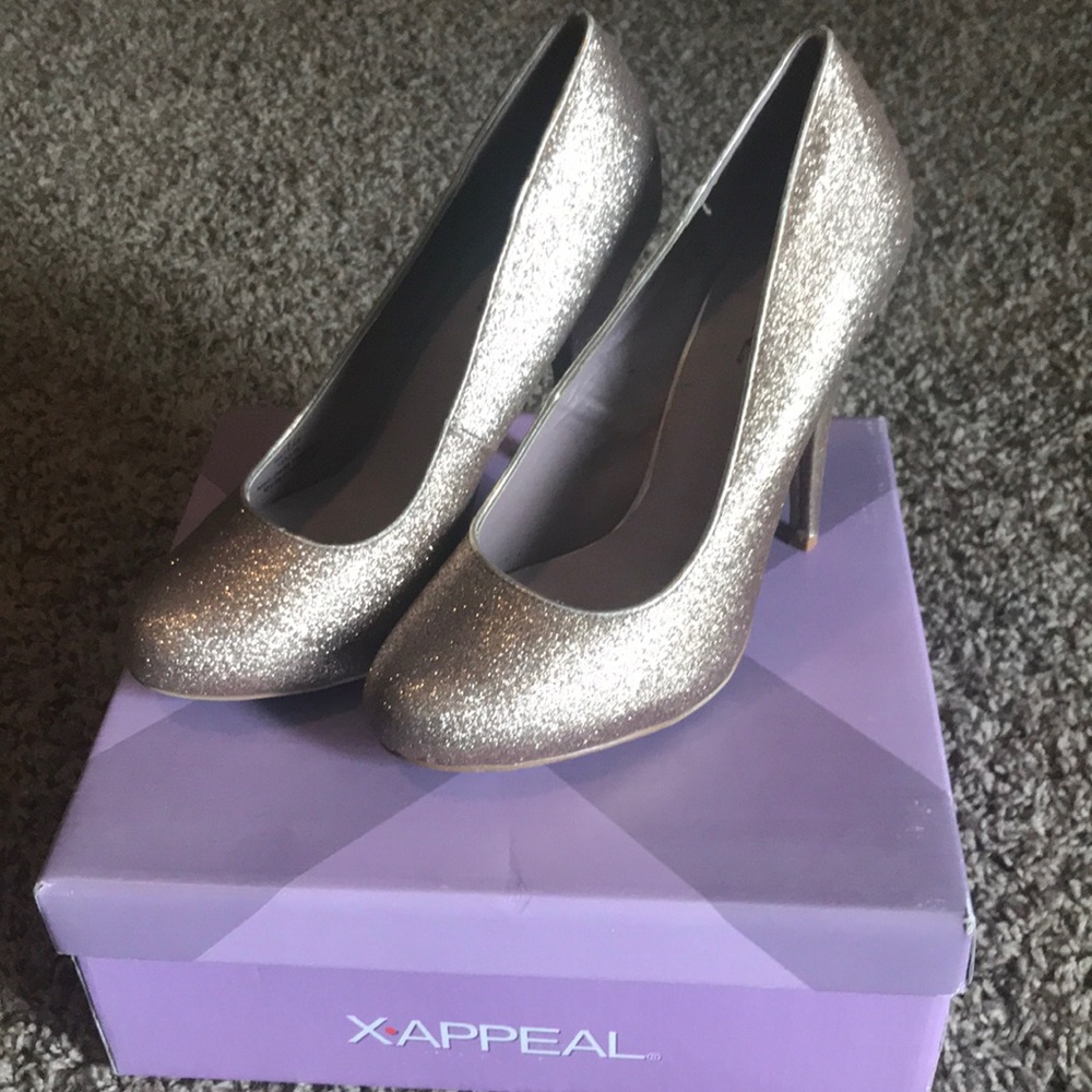X-Appeal Size 8 Skylar Gold Glitter Pumps!